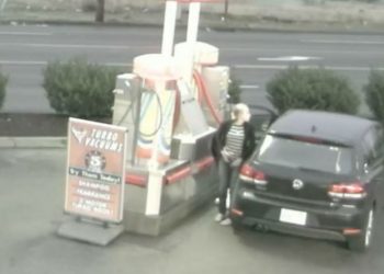 Αηδία: Γυναίκα σταματάει σε βενζινάδικο και …Μόλις δείτε τι κάνει θα πάθετε σοκ!