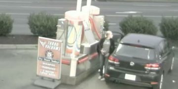 Alldaynews.gr Αηδία: Γυναίκα σταματάει σε βενζινάδικο και …Μόλις δείτε τι κάνει θα πάθετε σοκ!