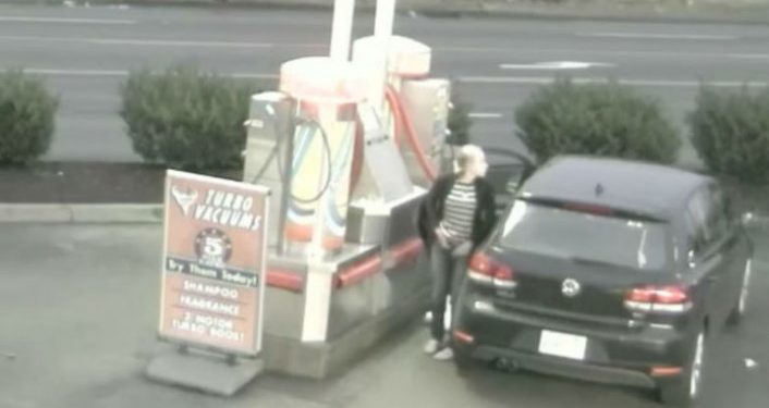 Alldaynews.gr Αηδία: Γυναίκα σταματάει σε βενζινάδικο και …Μόλις δείτε τι κάνει θα πάθετε σοκ!