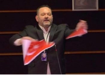Ο Λαγός έσκισε την τουρκική σημαία στην Ευρωβουλή: Αντέδρασε ο Τσαβούσογλου, καταδίκασε το ΥΠΕΞ