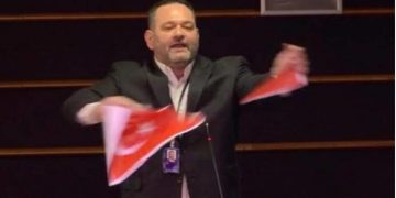 Alldaynews.gr Ο Λαγός έσκισε την τουρκική σημαία στην Ευρωβουλή: Αντέδρασε ο Τσαβούσογλου, καταδίκασε το ΥΠΕΞ