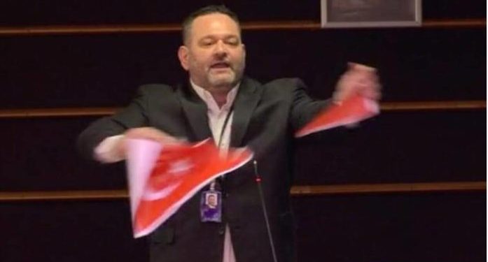 Alldaynews.gr Ο Λαγός έσκισε την τουρκική σημαία στην Ευρωβουλή: Αντέδρασε ο Τσαβούσογλου, καταδίκασε το ΥΠΕΞ