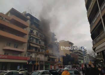 Μεγάλη πυρκαγιά σε διαμέρισμα στο κέντρο της Θεσσαλονίκης – Έκλεισαν και τα δύο ρεύματα σε κεντρική οδό (pics)