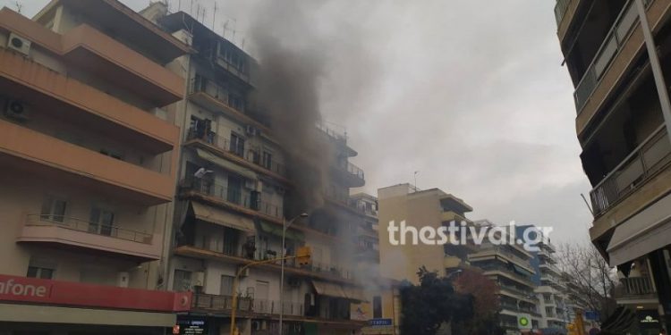Μεγάλη πυρκαγιά σε διαμέρισμα στο κέντρο της Θεσσαλονίκης – Έκλεισαν και τα δύο ρεύματα σε κεντρική οδό (pics)
