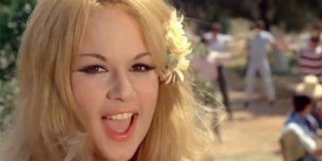 Alldaynews.gr Αλίκη Βουγιουκλάκη: Στη δημοσιότητα η ταυτότητά της – Πόσα χρόνια έκρυβε (pics)