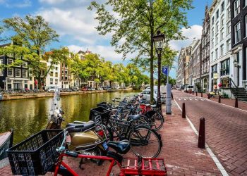 Ο δήμος του Άμστερνταμ διαγράφει τα χρέη των νέων ενηλίκων και τους δίνει και 750 ευρώ