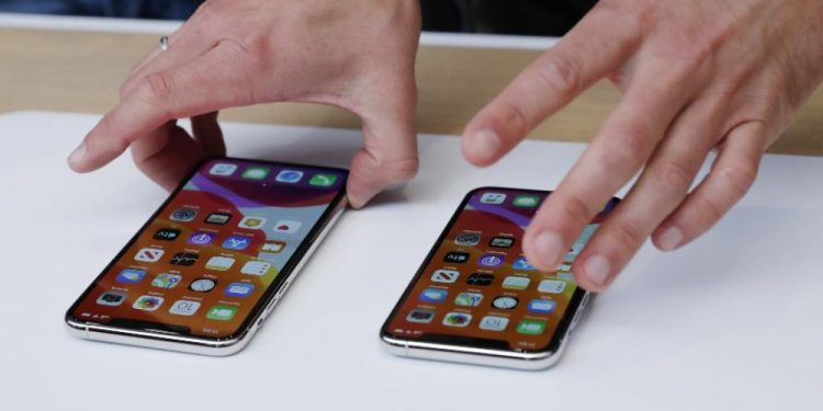 Διέρρευσαν φωτογραφίες για το νέο iPhone και ο κόσμος δεν το έχει πάρει και πολύ… καλά (pics)