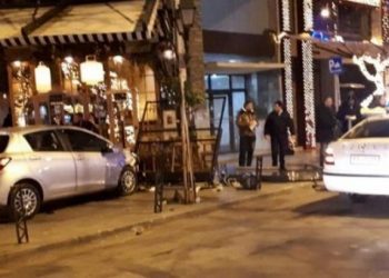 Θεσσαλονίκη: ΙΧ κάνει ντου σε… καφετέρια (pics, vid)