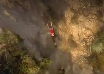 Δραματική διάσωση LIVE – Κρέμεται στο κενό από ρίζες σε βράχο