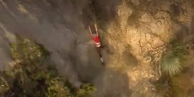 Alldaynews.gr Δραματική διάσωση LIVE – Κρέμεται στο κενό από ρίζες σε βράχο