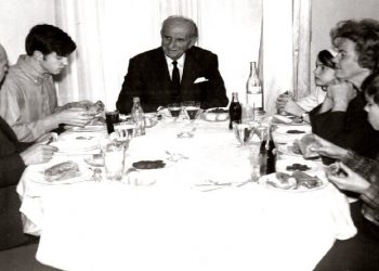 Σπάνια φωτογραφία με Ανδρέα, Γιώργο και Γεώργιο Παπανδρέου να τρώνε πιτόγυρα τις γιορτές (pic)