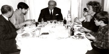 Σπάνια φωτογραφία με Ανδρέα, Γιώργο και Γεώργιο Παπανδρέου να τρώνε πιτόγυρα τις γιορτές (pic)