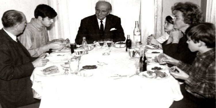 Σπάνια φωτογραφία με Ανδρέα, Γιώργο και Γεώργιο Παπανδρέου να τρώνε πιτόγυρα τις γιορτές (pic)