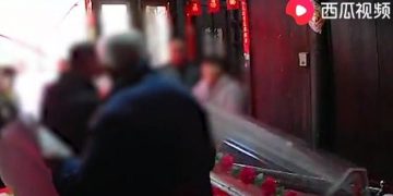 Alldaynews.gr Αδέλφια άνοιξαν το φέρετρο του πατέρα τους και πέταξαν έξω το πτώμα για να τον εκδικηθούν επειδή εγκατέλειψε τη μητέρα τους (Video)