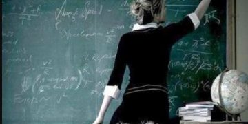 Alldaynews.gr Σάλος σε γυμνάσιο: Καθηγήτρια φιλολογίας έκανε σεξ με 6 μαθητές