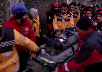 Σεισμός στην Τουρκία: Έμειναν στα συντρίμμια πάνω από 10 ώρες και βγήκαν ζωντανοί! Συγκλονιστικές εικόνες