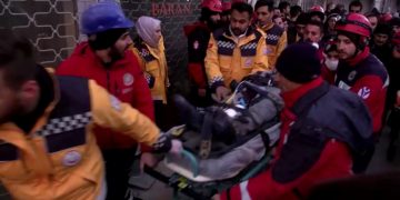 Alldaynews.gr Σεισμός στην Τουρκία: Έμειναν στα συντρίμμια πάνω από 10 ώρες και βγήκαν ζωντανοί! Συγκλονιστικές εικόνες