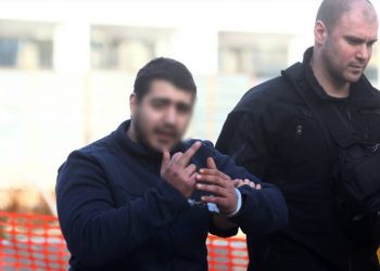 ΑΙΣΧΟΣ! Ο Δολοφόνος της Τοπαλούδη ύψωσε το μεσαίο δάχτυλο στο Δικαστήριο[photos]