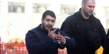 ΑΙΣΧΟΣ! Ο Δολοφόνος της Τοπαλούδη ύψωσε το μεσαίο δάχτυλο στο Δικαστήριο[photos]