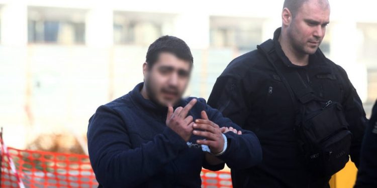 ΑΙΣΧΟΣ! Ο Δολοφόνος της Τοπαλούδη ύψωσε το μεσαίο δάχτυλο στο Δικαστήριο[photos]