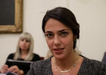 Κατάληψη στον ΟΠΕΚΑ: Οργισμένοι εργαζόμενοι αποκαλούν… αρχιδεσμοφύλακα την Δόμνα