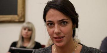 Alldaynews.gr Κατάληψη στον ΟΠΕΚΑ: Οργισμένοι εργαζόμενοι αποκαλούν… αρχιδεσμοφύλακα την Δόμνα