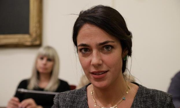 Alldaynews.gr Κατάληψη στον ΟΠΕΚΑ: Οργισμένοι εργαζόμενοι αποκαλούν… αρχιδεσμοφύλακα την Δόμνα