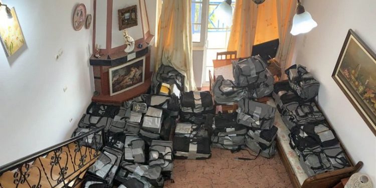 Alldaynews.gr Σε Ενοικιαζόμενα δωμάτια Κατασχέθηκαν 1,2 τόνοι κοκαΐνης, οκτώ συλλήψεις (pics, vids)