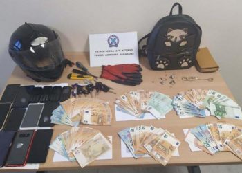 Μέλη σπείρας ξάφριζαν άτομα που έκαναν αναλήψεις από τράπεζες – Πάνω από 210.000 ευρώ η λεία τους