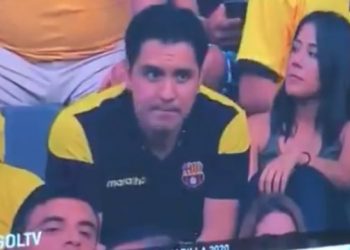 Οπαδός στην εξέδρα φιλάει την… παράνομη σχέση και τον «τσακώνει» η κάμερα! (vid)