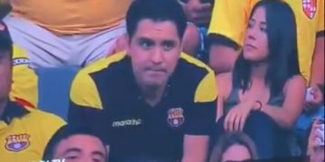 Alldaynews.gr Οπαδός στην εξέδρα φιλάει την… παράνομη σχέση και τον «τσακώνει» η κάμερα! (vid)