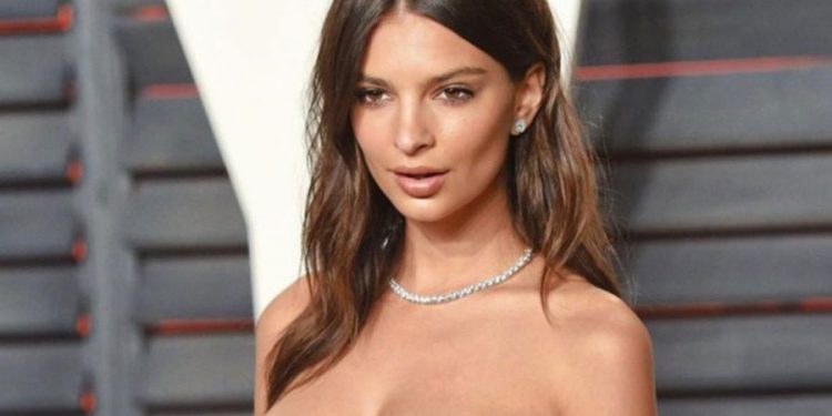 Φορά το πιο μικροσκοπικό εσώρουχο που έχουμε δει και αναστατώνει τα πλήθη