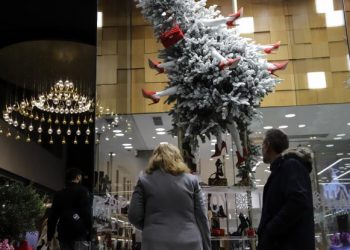 Τα δύο μεγάλα πολυκαταστήματα που έβαλαν τους εργαζόμενους να δουλεύουν στη σημερινή αργία