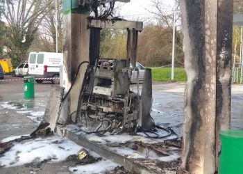 Κέρκυρα: Παρανάλωμα του πυρός αυτοκίνητο που έπεσε σε αντλία βενζινάδικου
