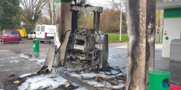 Alldaynews.gr Κέρκυρα: Παρανάλωμα του πυρός αυτοκίνητο που έπεσε σε αντλία βενζινάδικου