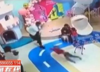 Πατέρας αρπάζει και πετάει ένα 4χρονο αγοράκι που μάλωσε με τη μικρή του κόρη (Video)