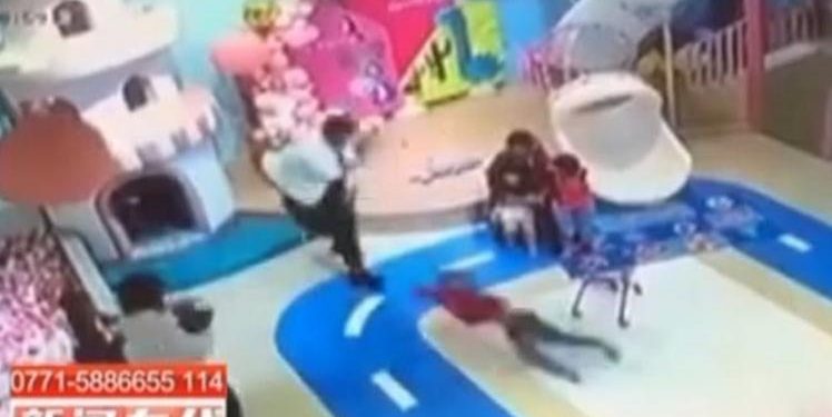 Alldaynews.gr Πατέρας αρπάζει και πετάει ένα 4χρονο αγοράκι που μάλωσε με τη μικρή του κόρη (Video)