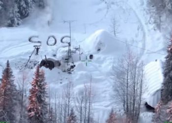 Απίστευτο: Επιβίωσε για 3 εβδομάδες στο κρύο της Αλάσκας – Έγραφε SOS πάνω στο χιόνι (VIDEO)