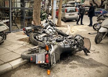 Θεσσαλονίκη: Έχασε τον έλεγχο του οχήματός της και προσέκρουσε σε σταθμευμένες μοτοσικλέτες (pics)