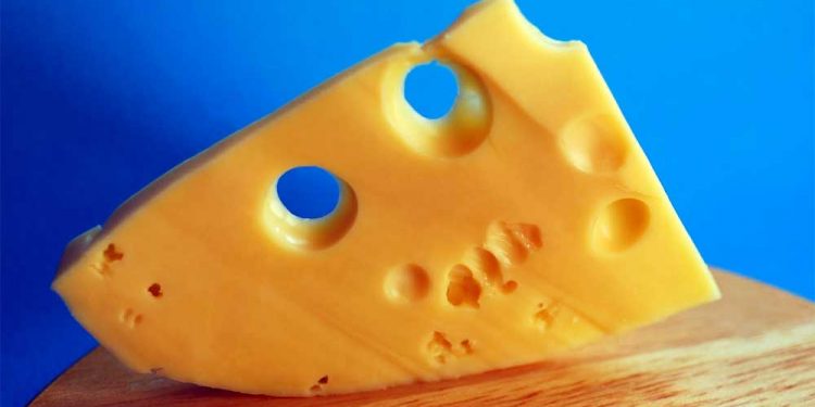 Για να παίξεις τον έξυπνο: Έτσι δημιουργούνται οι χαρακτηριστικές τρύπες του τυριού έμενταλ