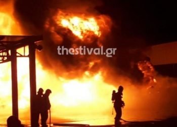 Μεγάλη φωτιά κατακαίει εργοστάσιο στην Θεσσαλονίκη! Μάχη με τις φλόγες από πυροσβέστες και εργαζόμενους
