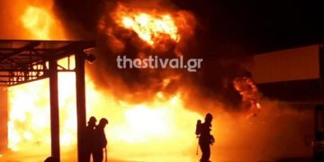 Alldaynews.gr Μεγάλη φωτιά κατακαίει εργοστάσιο στην Θεσσαλονίκη! Μάχη με τις φλόγες από πυροσβέστες και εργαζόμενους