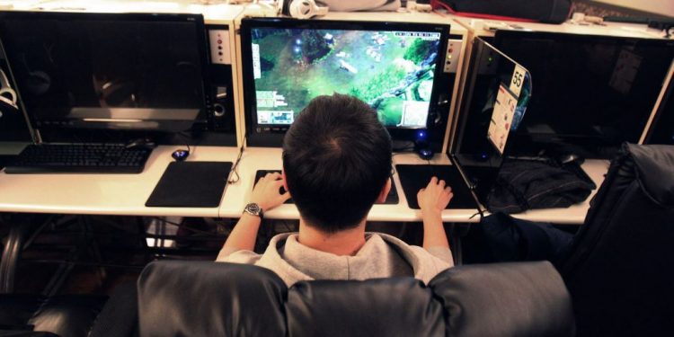 Alldaynews.gr Κρήτη: Δύο αδέλφια πήγαν σε Ίντερνετ καφέ και έφαγαν ξύλο