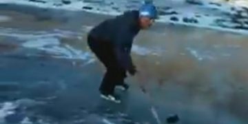 Πάγωσε η λίμνη Βασιλίτσα και παίζουν πάνω χόκεϊ επί πάγου! Το απίθανο βίντεο