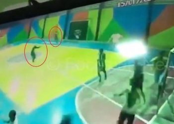 Ένοπλοι άνοιξαν πυρ κατά μαθητών σε σχολείο – Το βίντεο σοκάρει