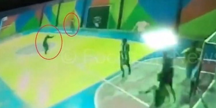 Ένοπλοι άνοιξαν πυρ κατά μαθητών σε σχολείο – Το βίντεο σοκάρει