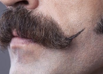 Καθηγητής έριξε μπουνιά σε 13χρονο μαθητή επειδή του είπε ότι το μουστάκι του θυμίζει παιδόφιλο