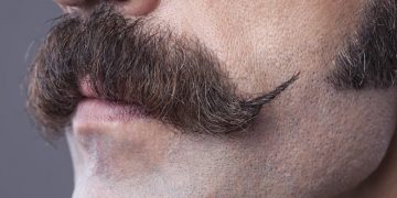 Alldaynews.gr Καθηγητής έριξε μπουνιά σε 13χρονο μαθητή επειδή του είπε ότι το μουστάκι του θυμίζει παιδόφιλο