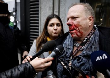 ΠΡΙΝ ΑΠΟ ΛΙΓΟ: Άγριος ξυλοδαρμός δημοσιογράφου από ακροδεξιούς στο Σύνταγμα