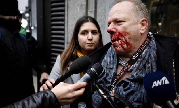 Alldaynews.gr ΠΡΙΝ ΑΠΟ ΛΙΓΟ: Άγριος ξυλοδαρμός δημοσιογράφου από ακροδεξιούς στο Σύνταγμα